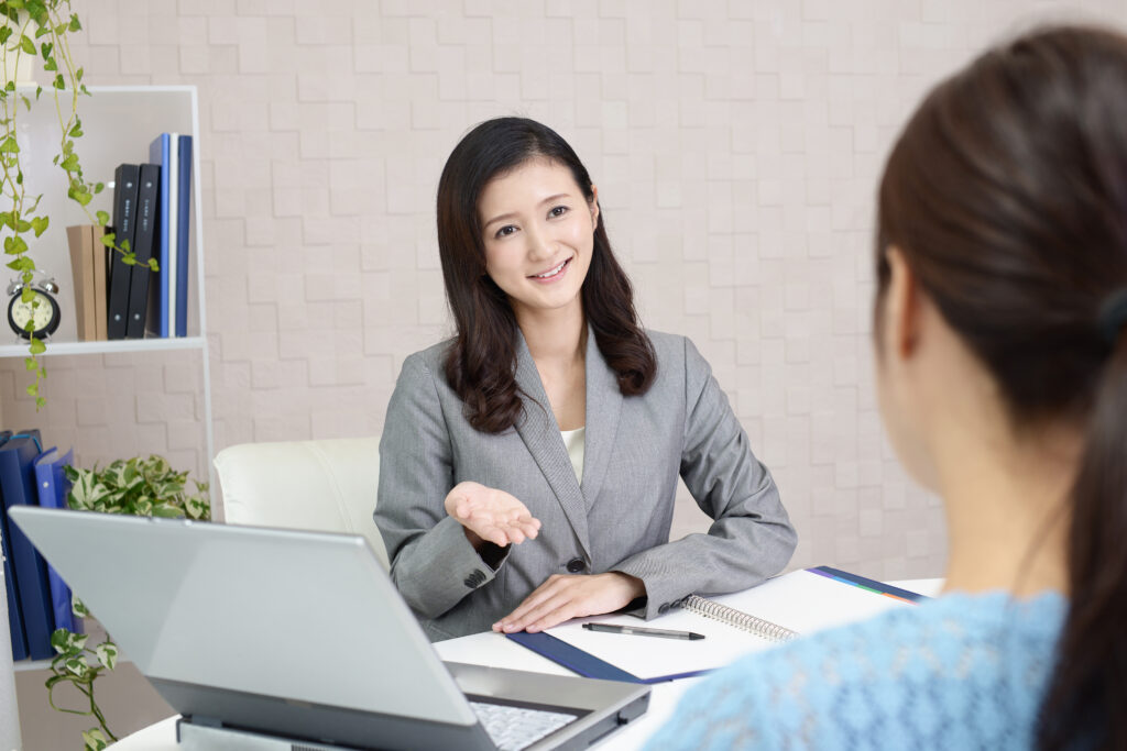 探偵の説明 イメージ素材